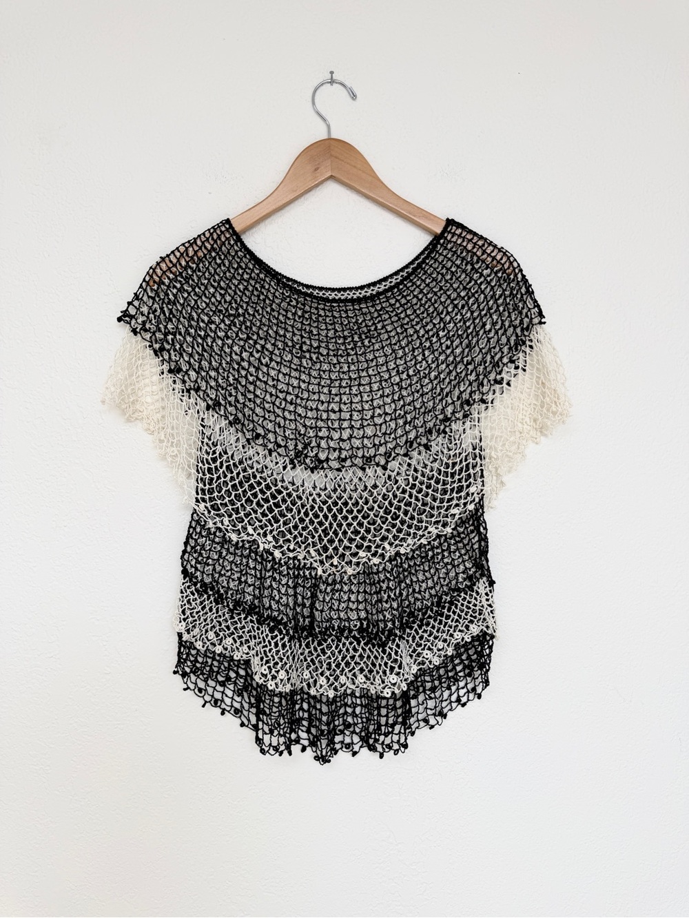 VINTAGE black and white tiered crochet mesh ruffle blouse boho / size S-M